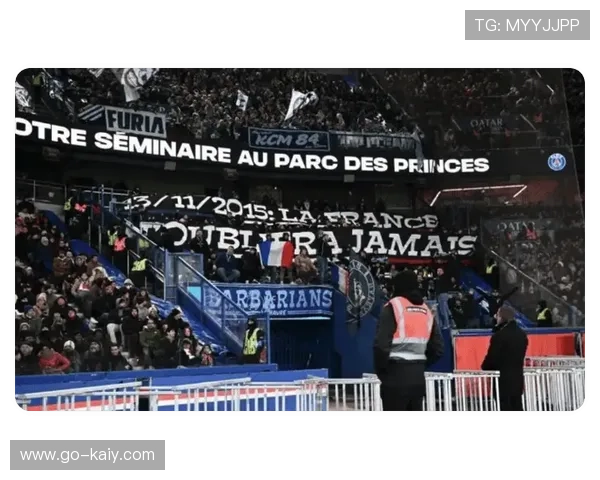 巴列卡诺vs马洛卡中场休息，主队球迷展示巨幅Tifo致敬队长